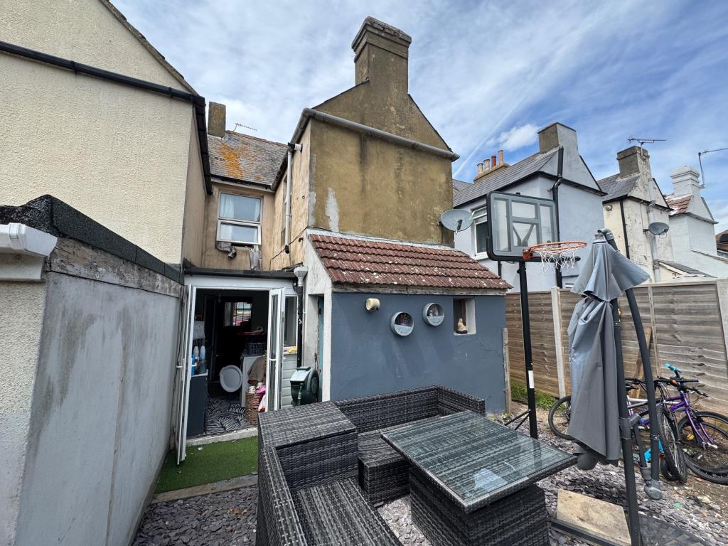 Lot: 107 - BAY-FRONTED FREEHOLD HOUSE FOR INVESTMENT - Rear elevation
